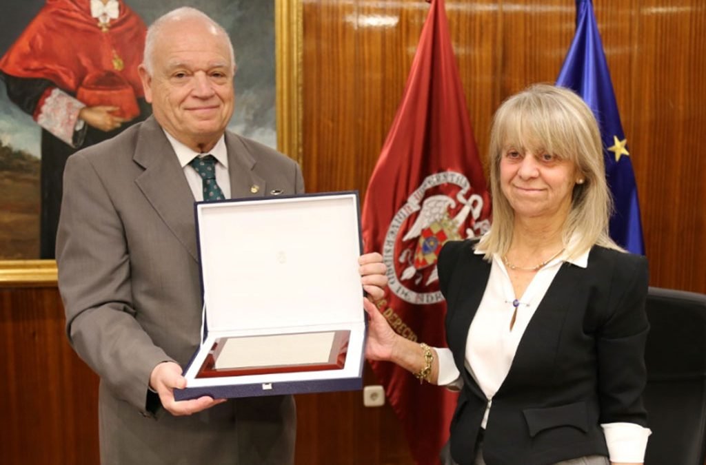 Presidente recibe galardón entregado por la Universidad Complutense de Madrid